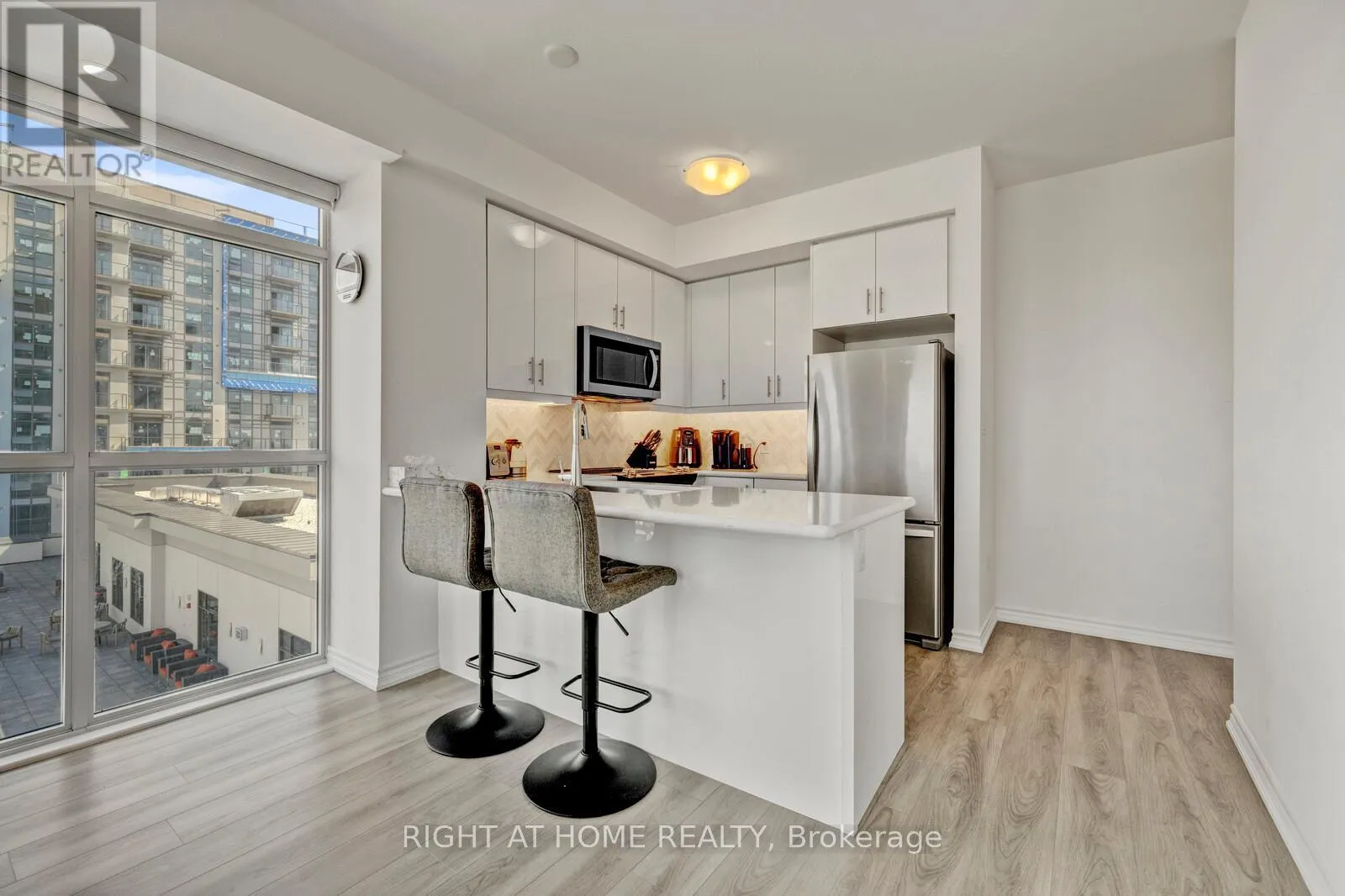 705 - 450 DUNDAS STREET E
