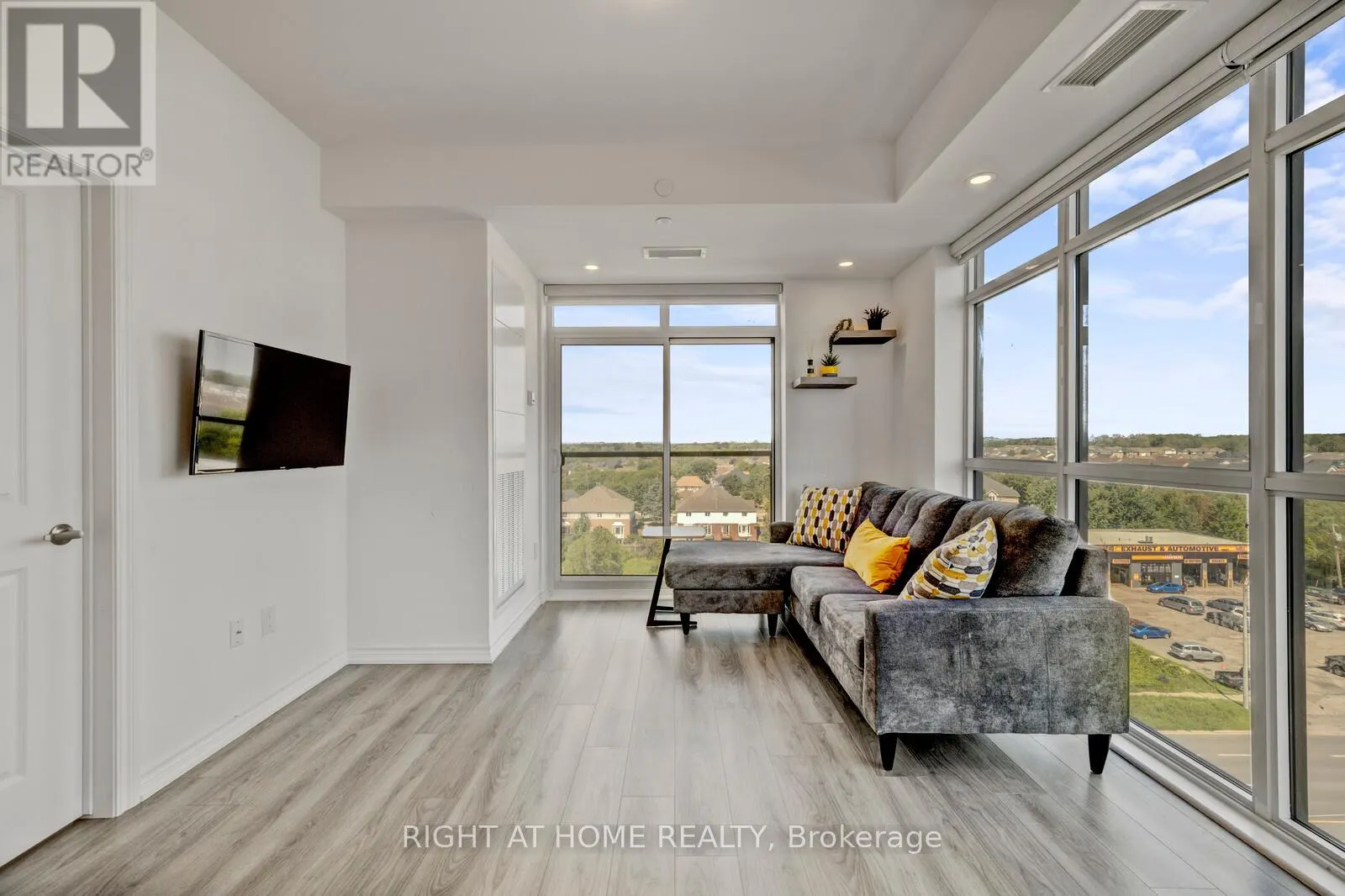 705 - 450 DUNDAS STREET E