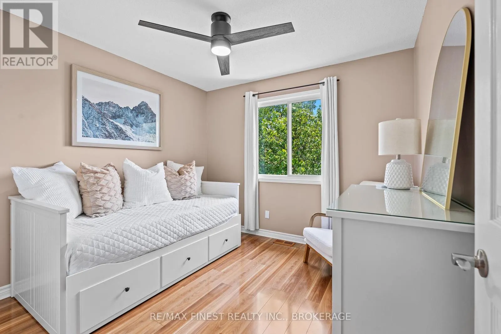 981 RAINBOW CRESCENT