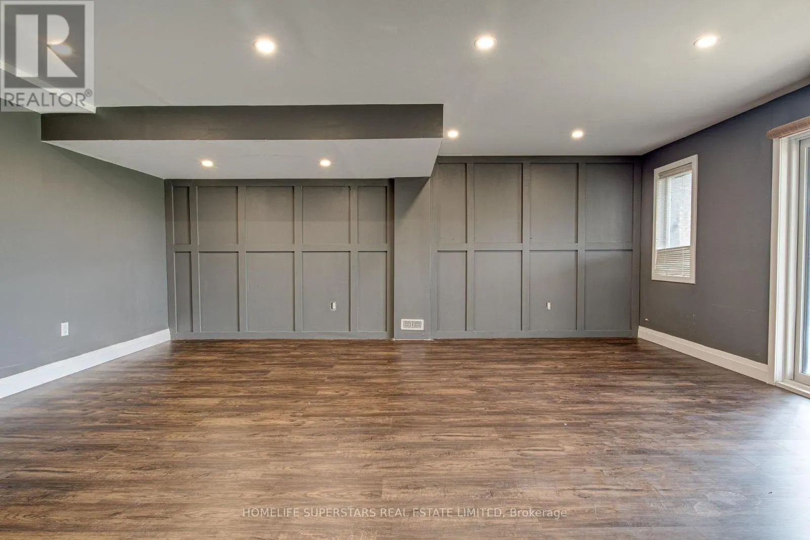 33 WOODEDGE CIRCLE