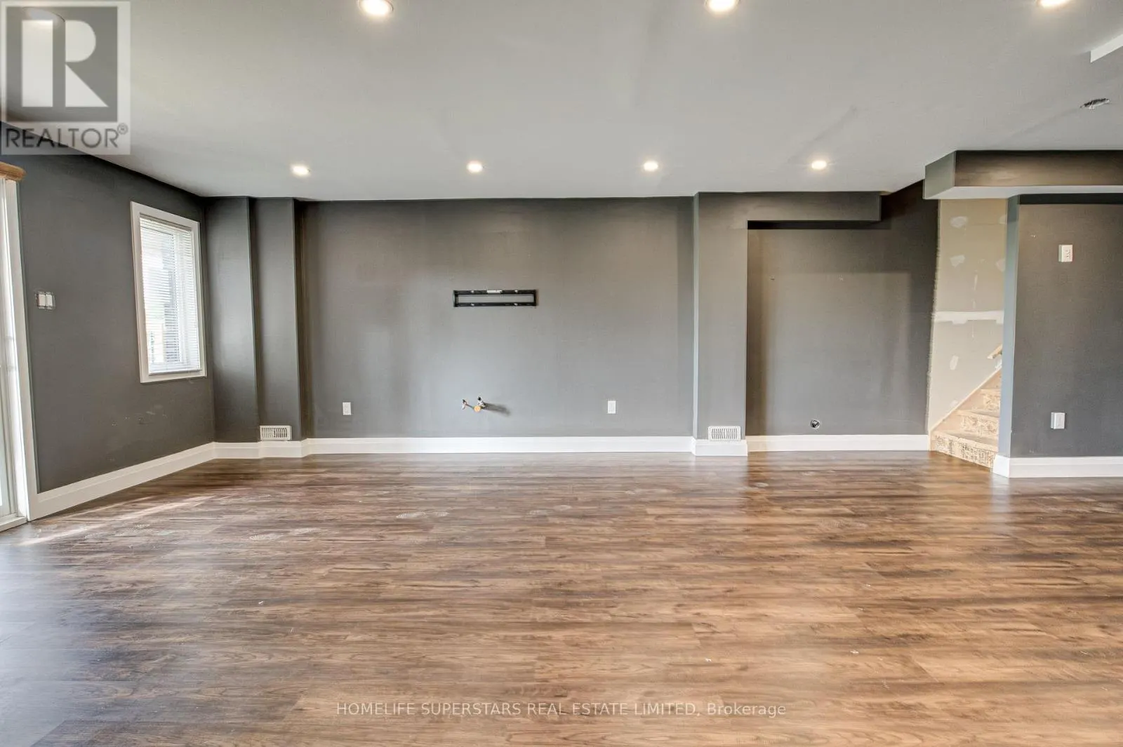 33 WOODEDGE CIRCLE