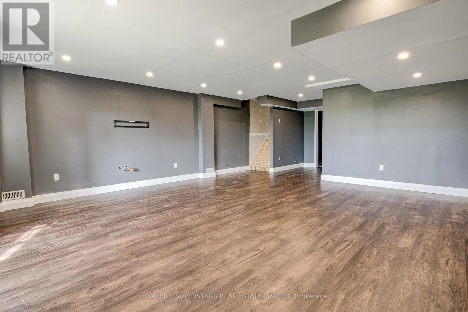 33 WOODEDGE CIRCLE