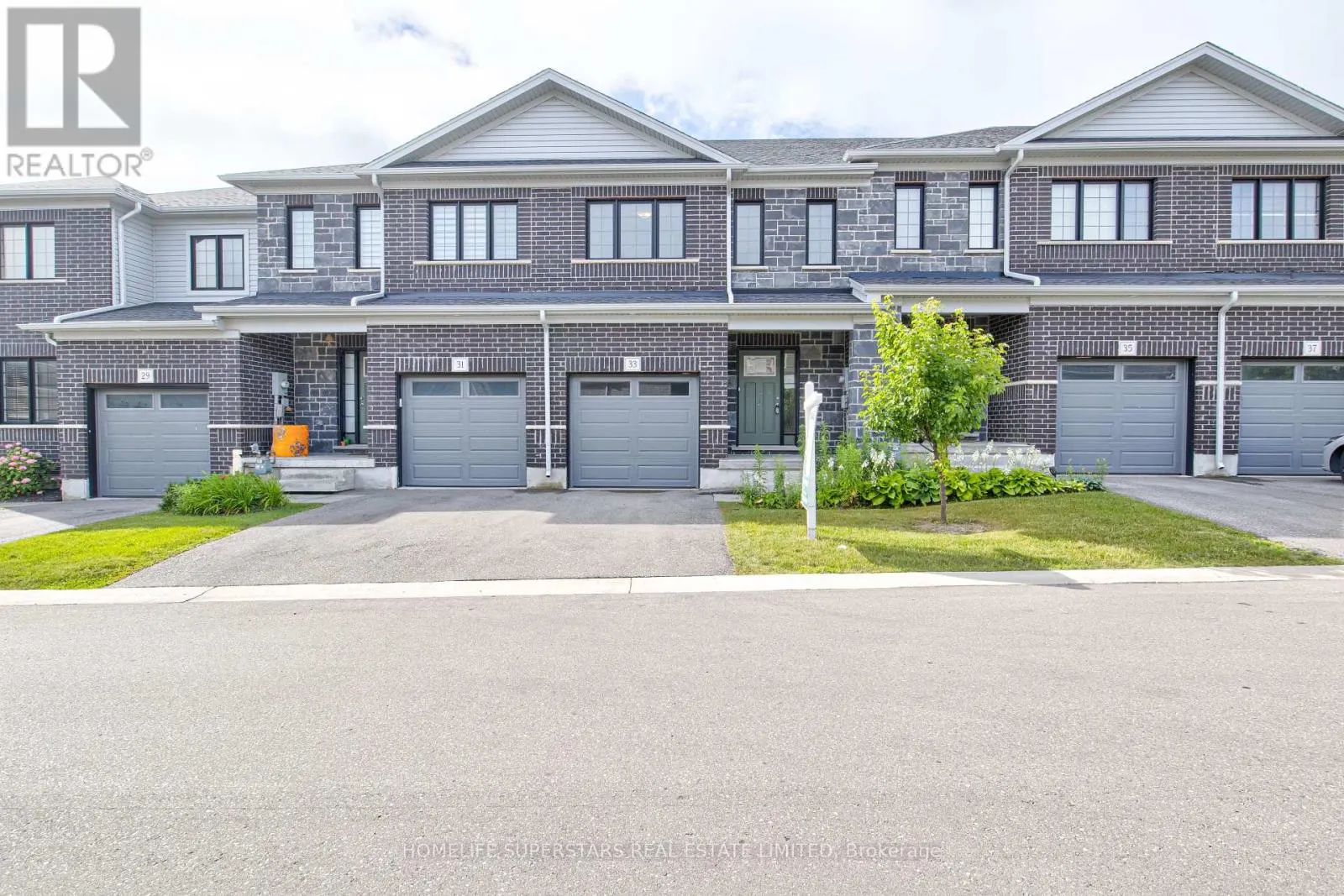 33 WOODEDGE CIRCLE