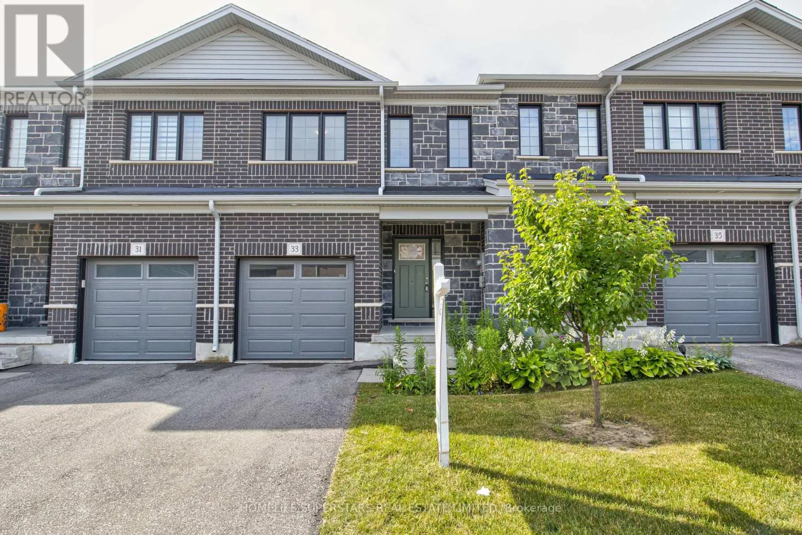 33 WOODEDGE CIRCLE