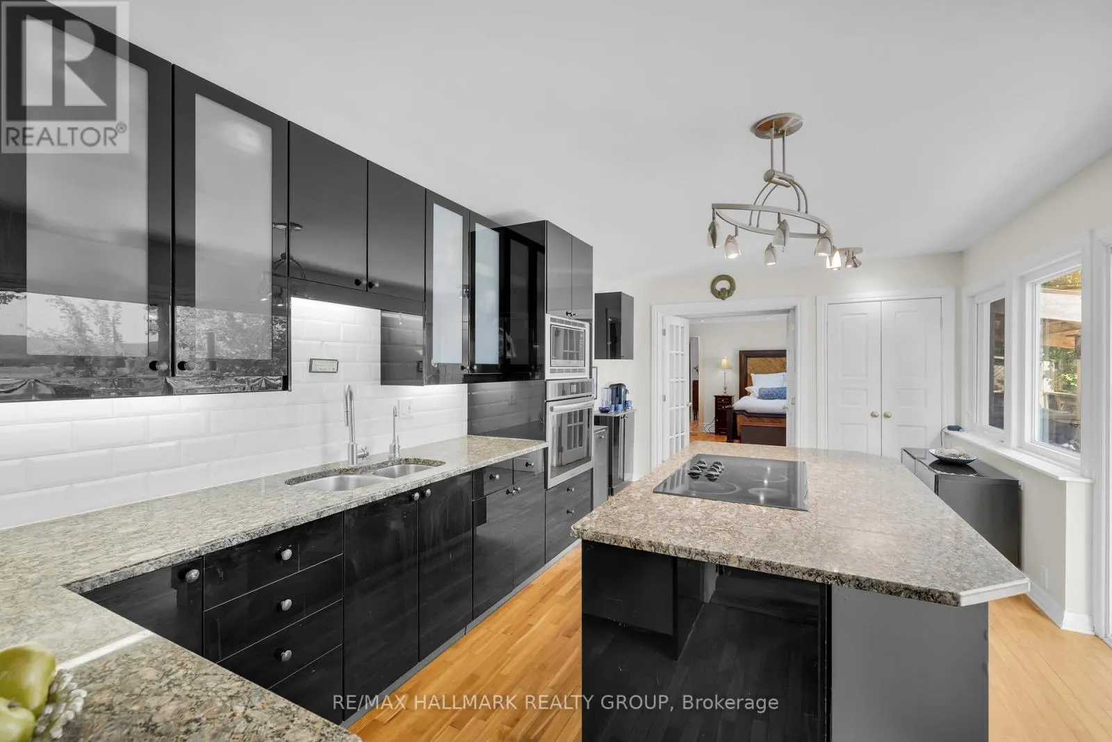 2860 BARLOW CRESCENT