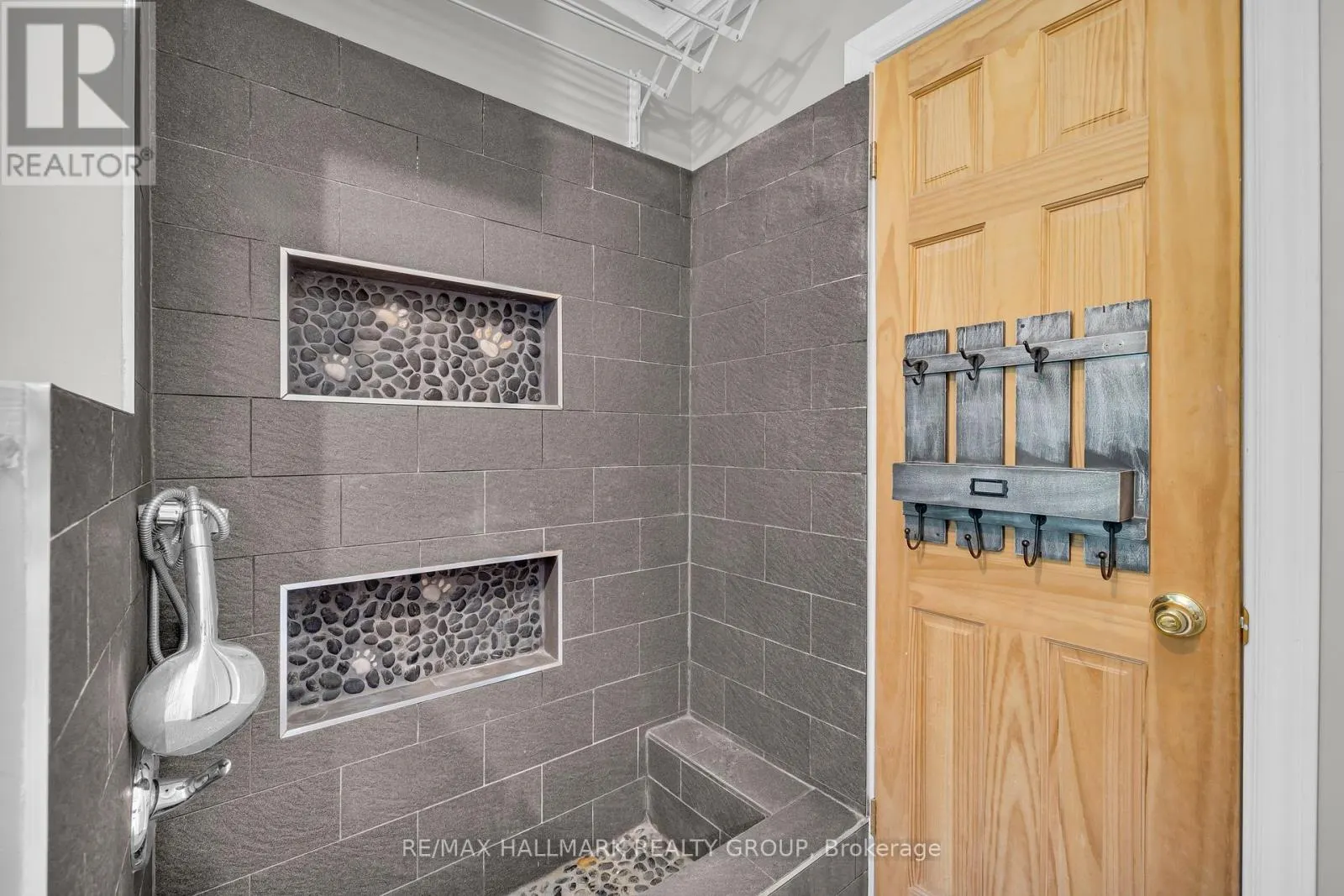 2860 BARLOW CRESCENT