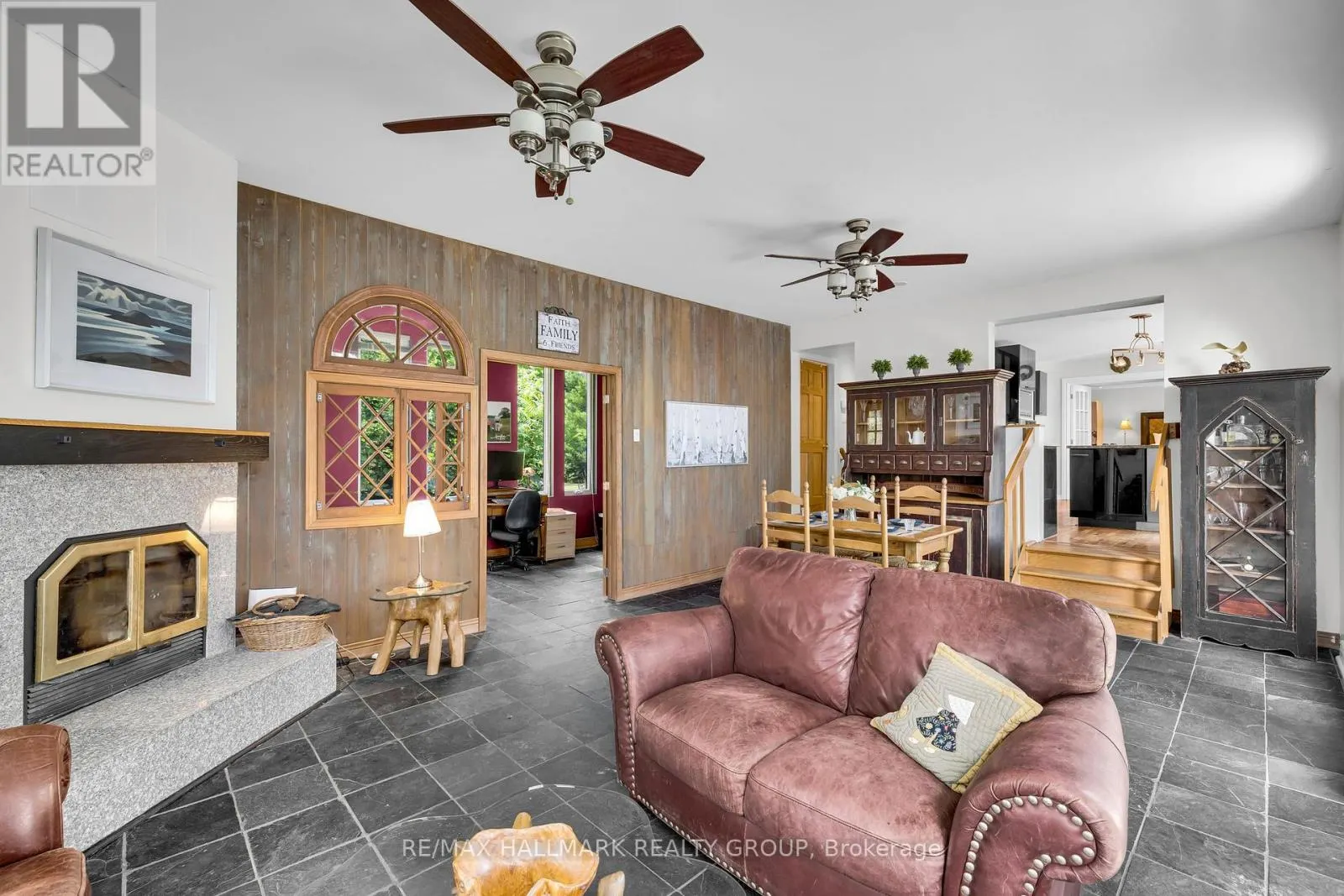 2860 BARLOW CRESCENT