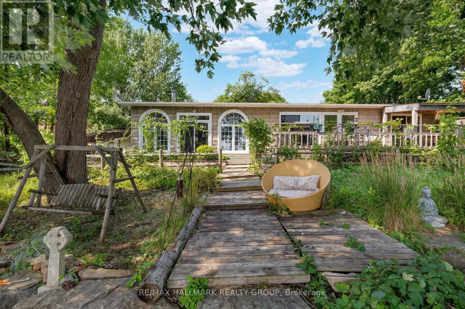 2860 BARLOW CRESCENT