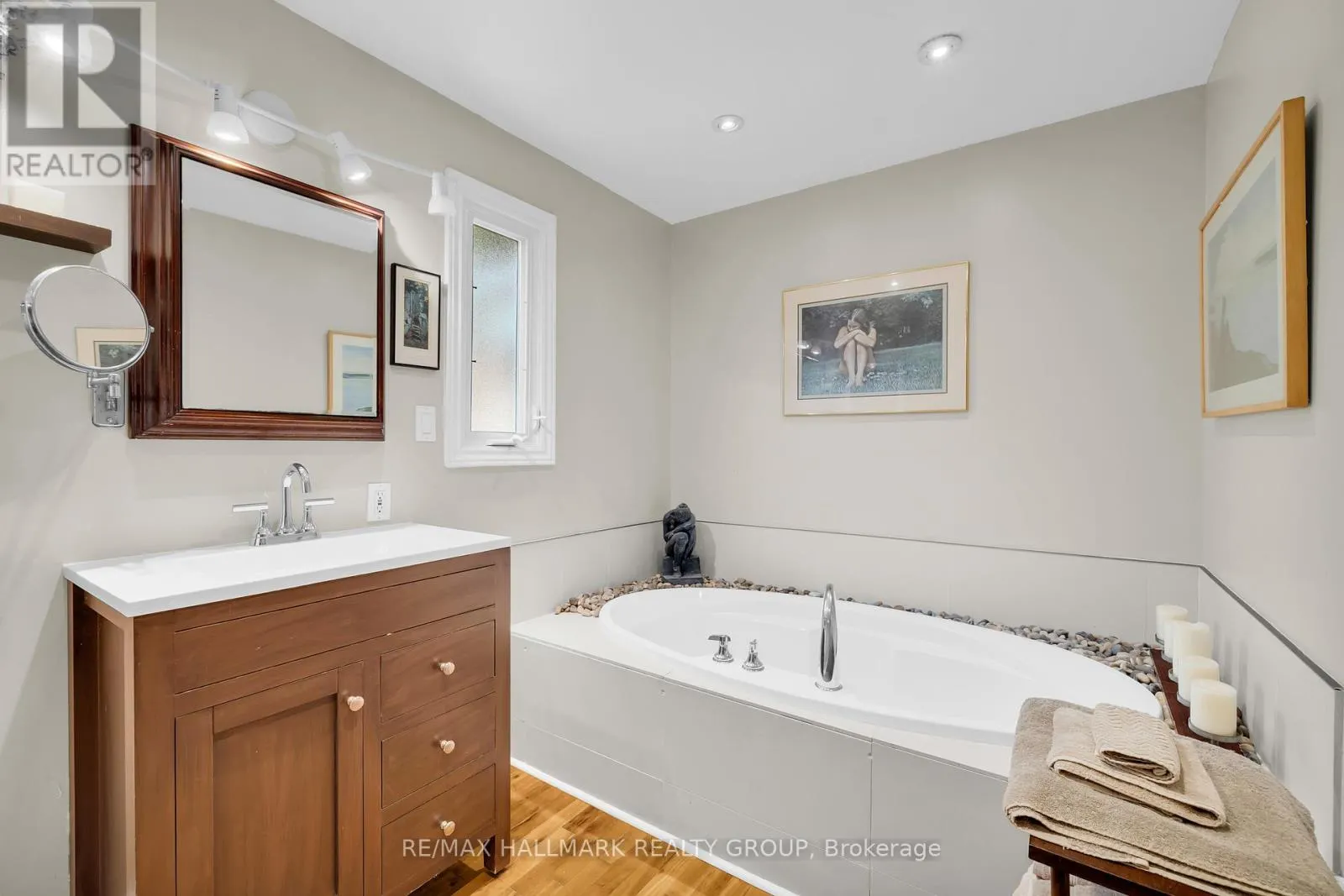 2860 BARLOW CRESCENT