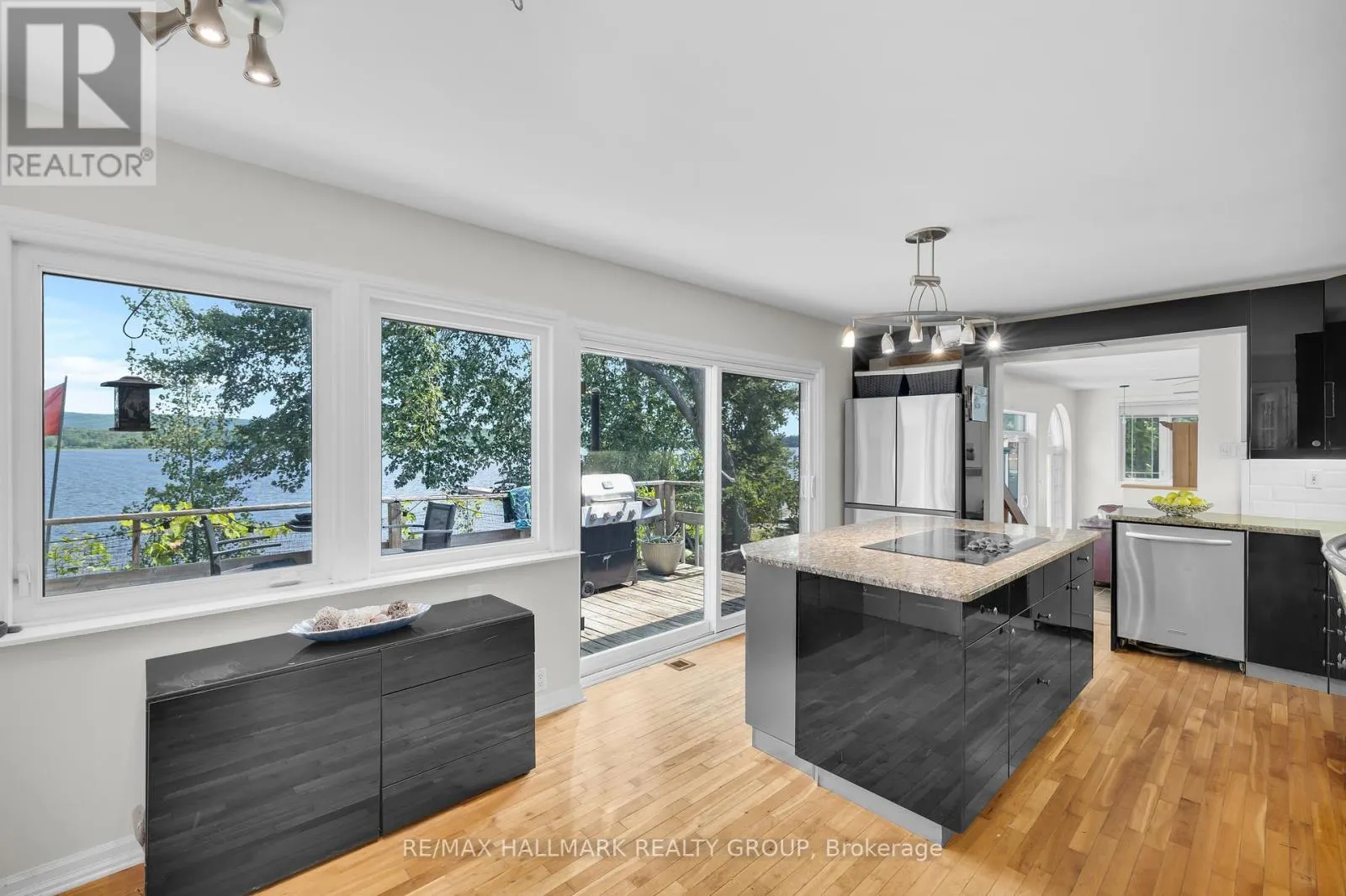2860 BARLOW CRESCENT