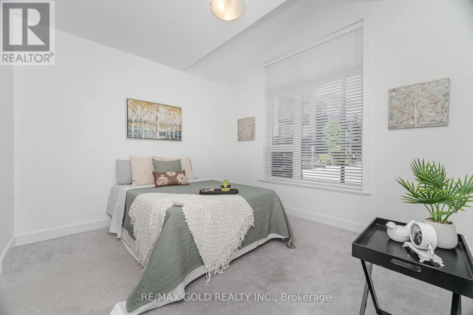 1 - 110 FERGUS AVENUE