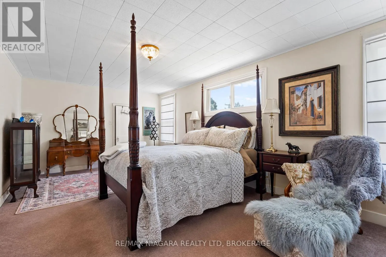 2 CARLETON STREET N