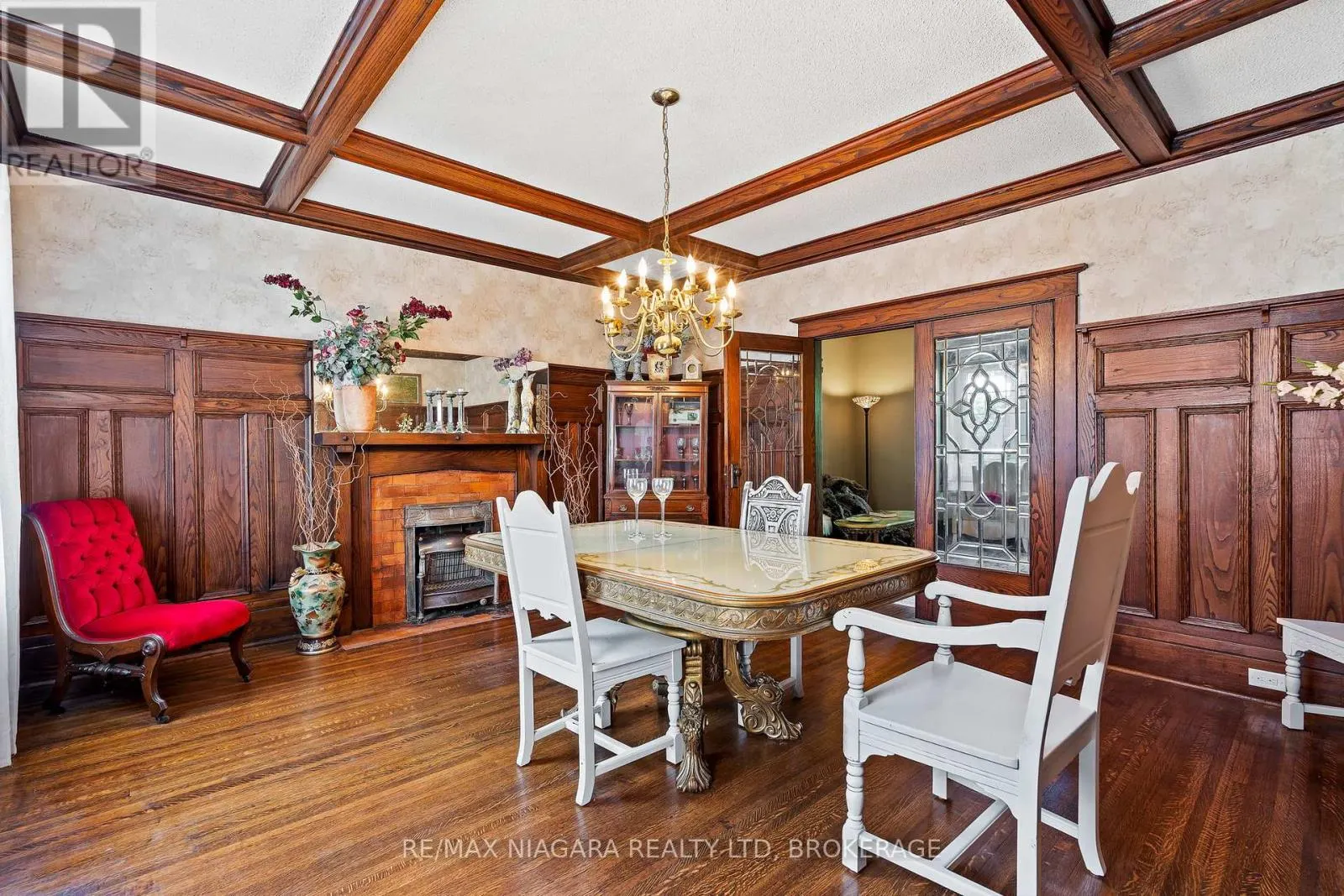 2 CARLETON STREET N