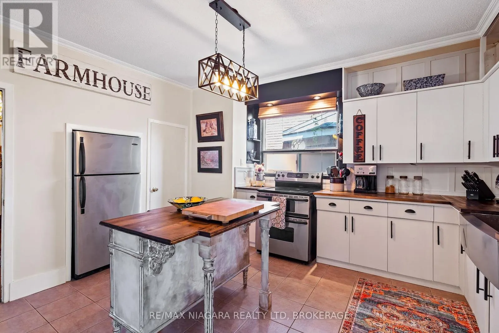 2 CARLETON STREET N
