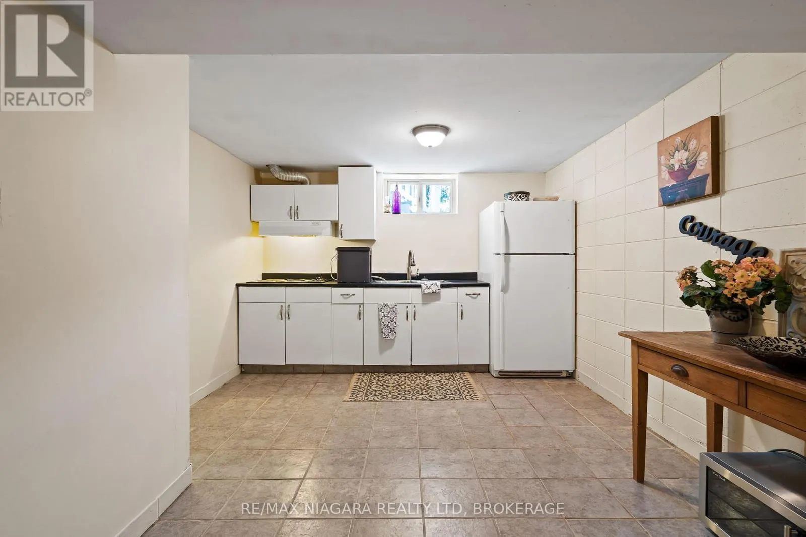 2 CARLETON STREET N