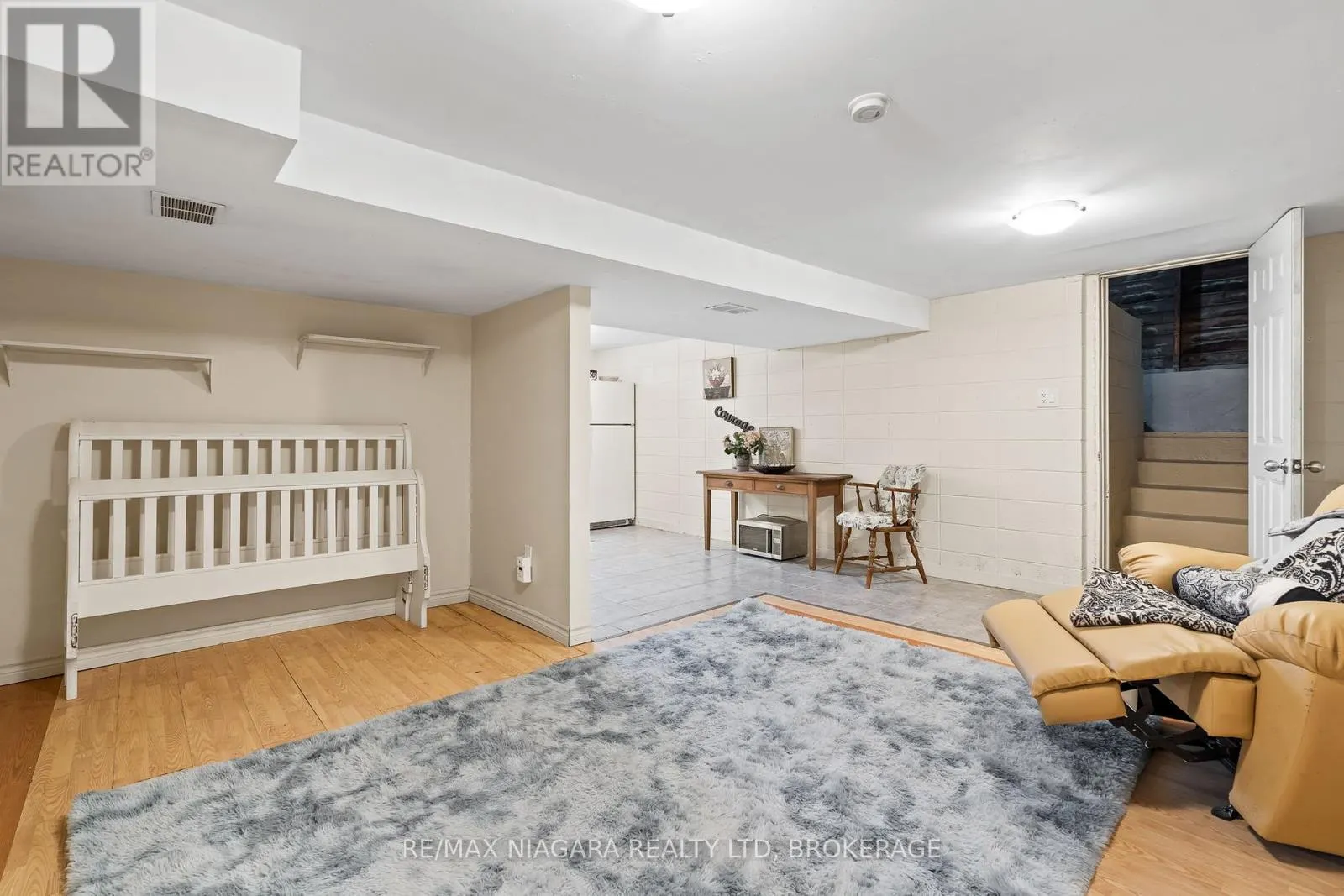 2 CARLETON STREET N