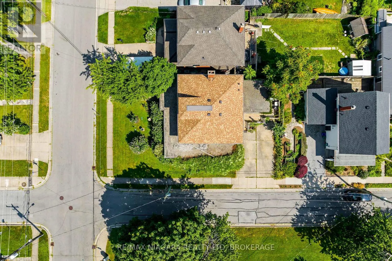 2 CARLETON STREET N