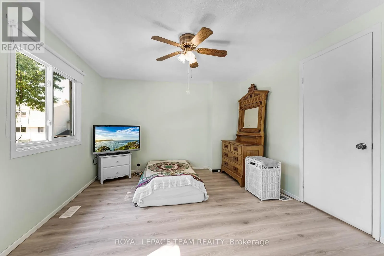 11 - 2415 SOUTHVALE CRESCENT
