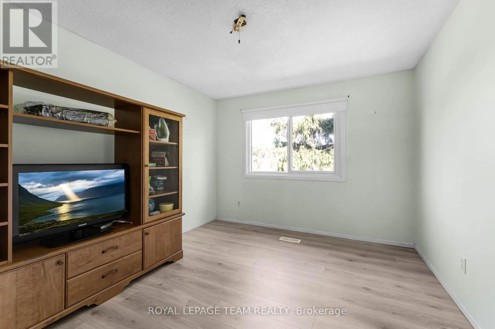 11 - 2415 SOUTHVALE CRESCENT