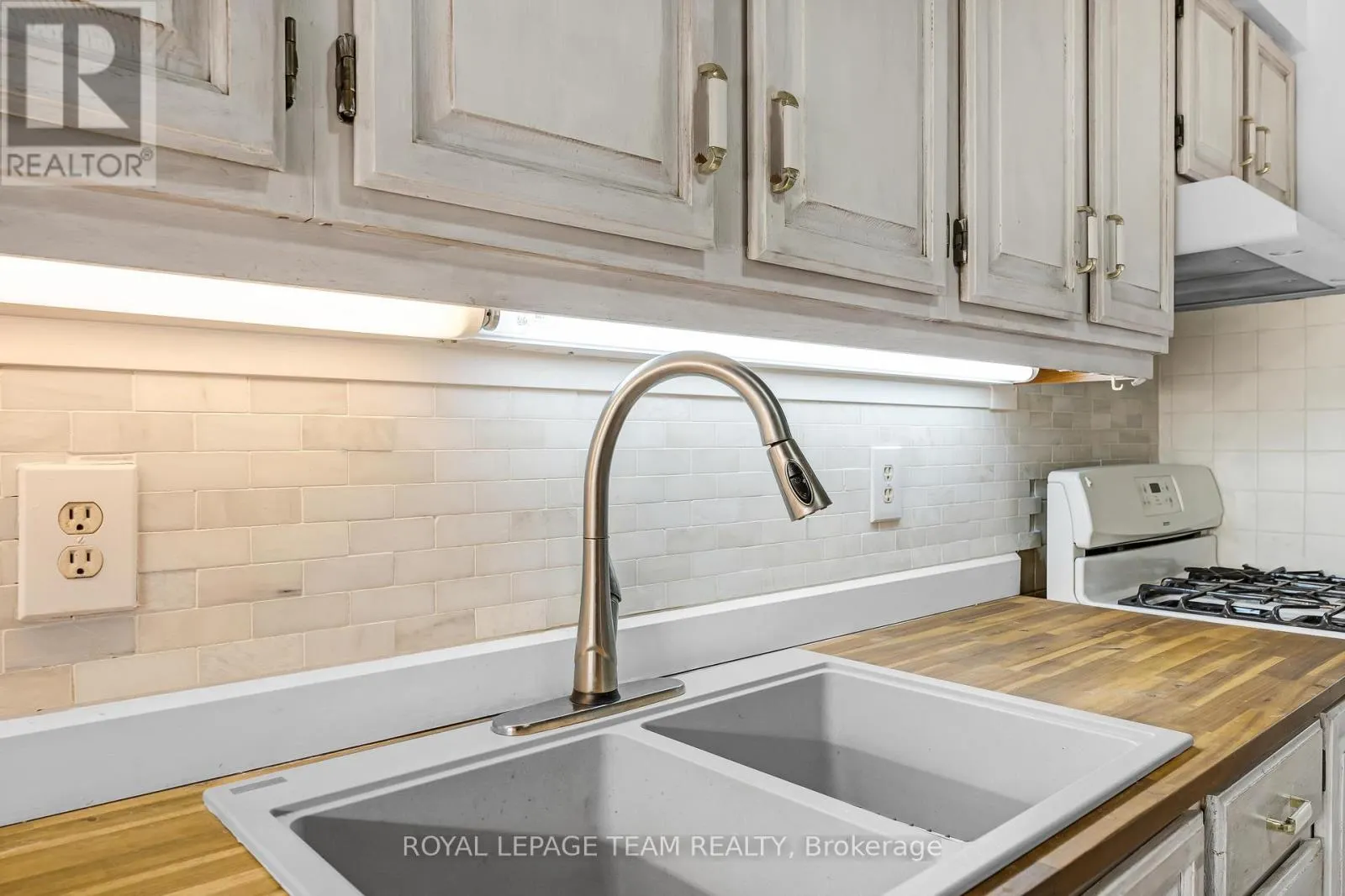 11 - 2415 SOUTHVALE CRESCENT