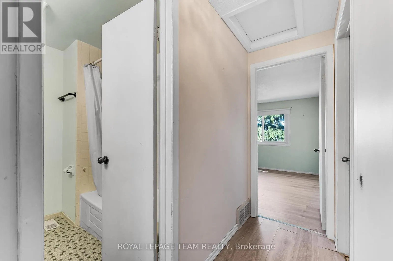 11 - 2415 SOUTHVALE CRESCENT