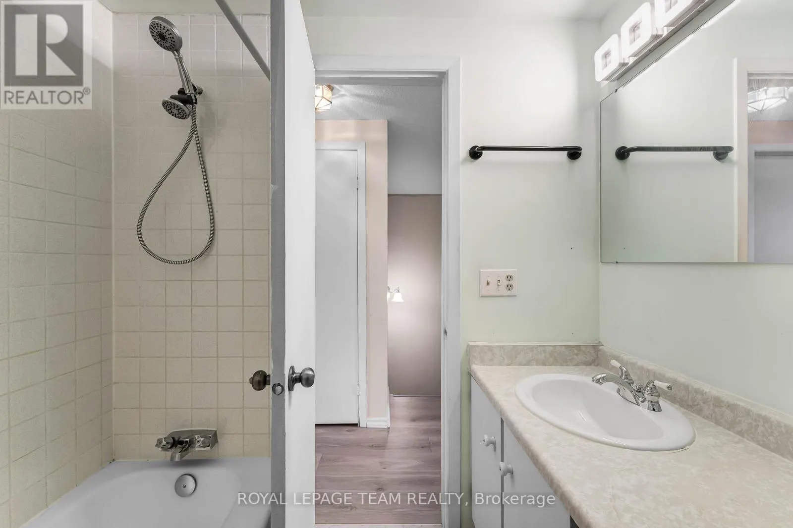 11 - 2415 SOUTHVALE CRESCENT