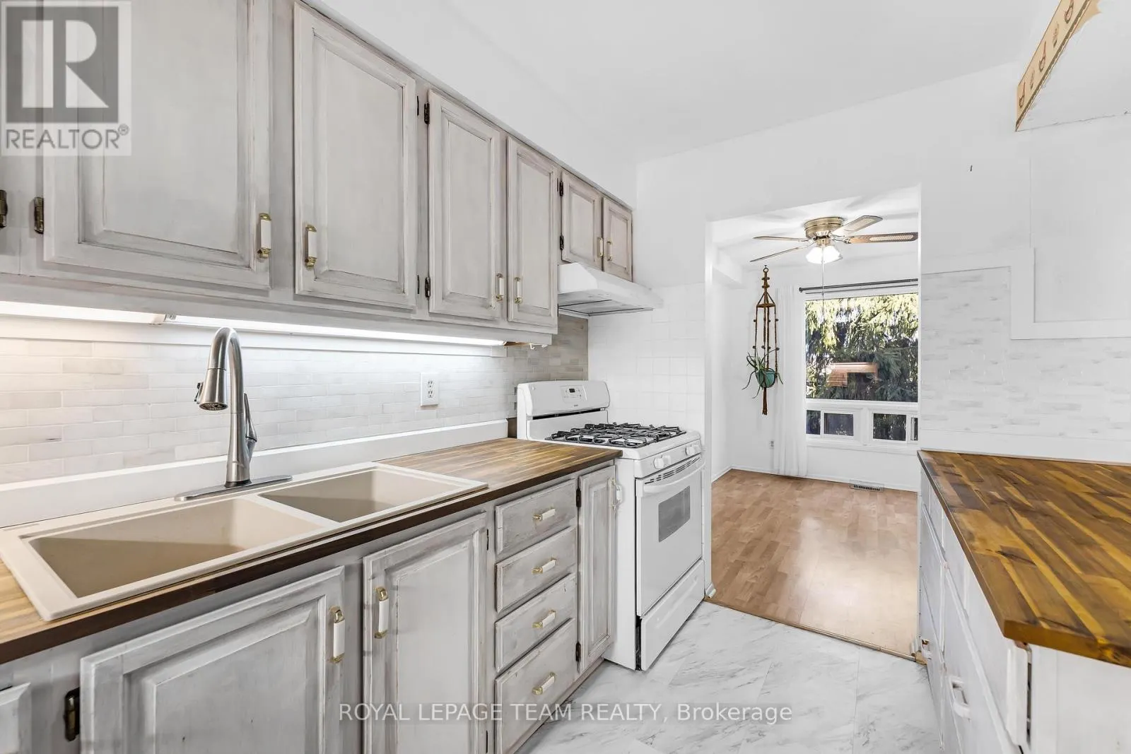 11 - 2415 SOUTHVALE CRESCENT
