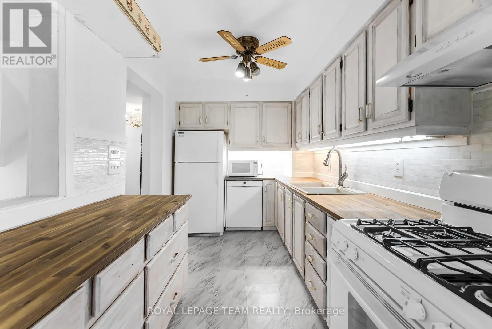11 - 2415 SOUTHVALE CRESCENT