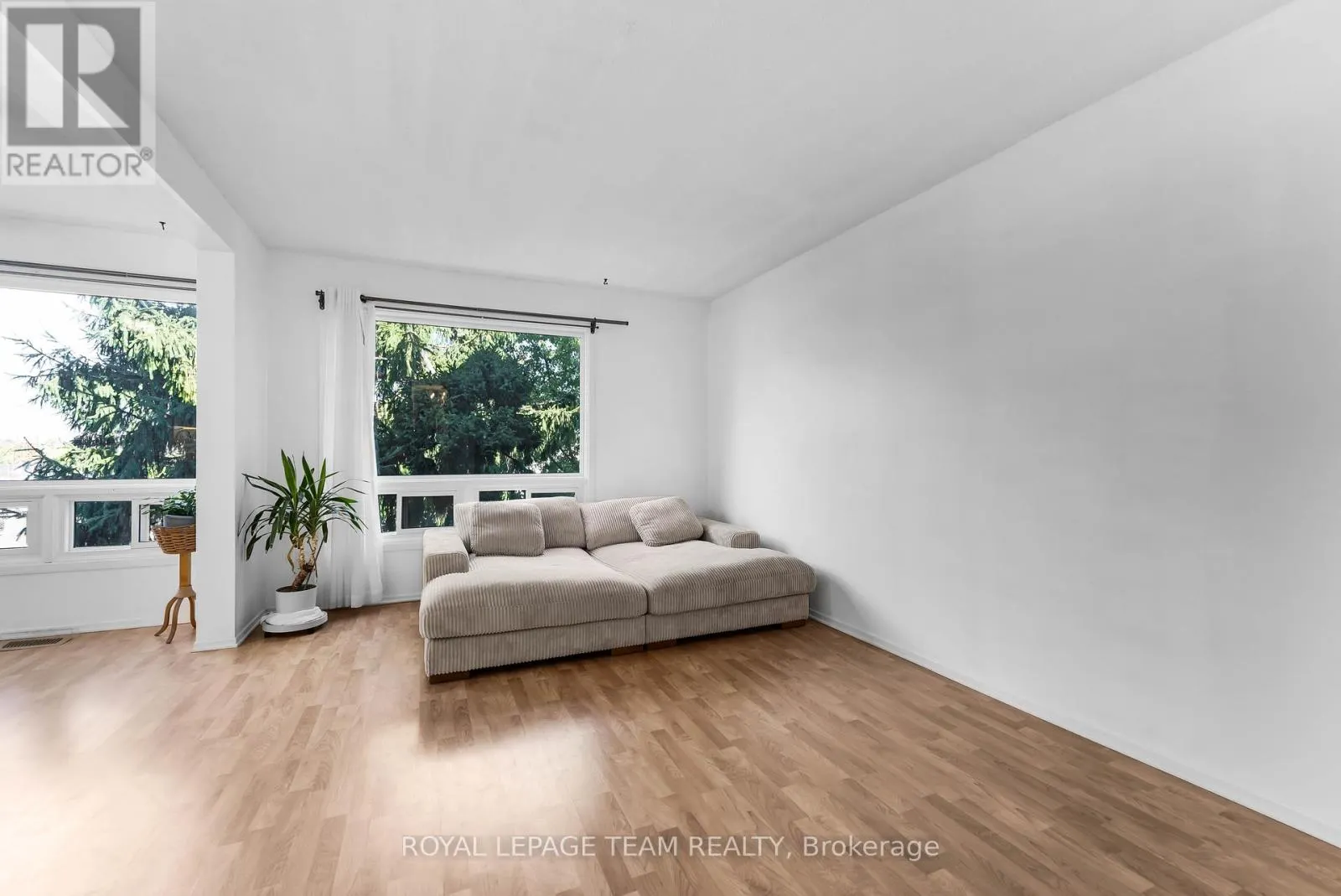 11 - 2415 SOUTHVALE CRESCENT