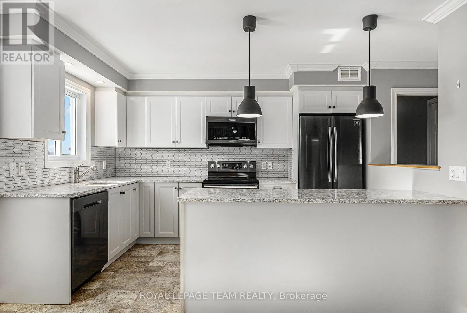 2833 DUNROBIN ROAD