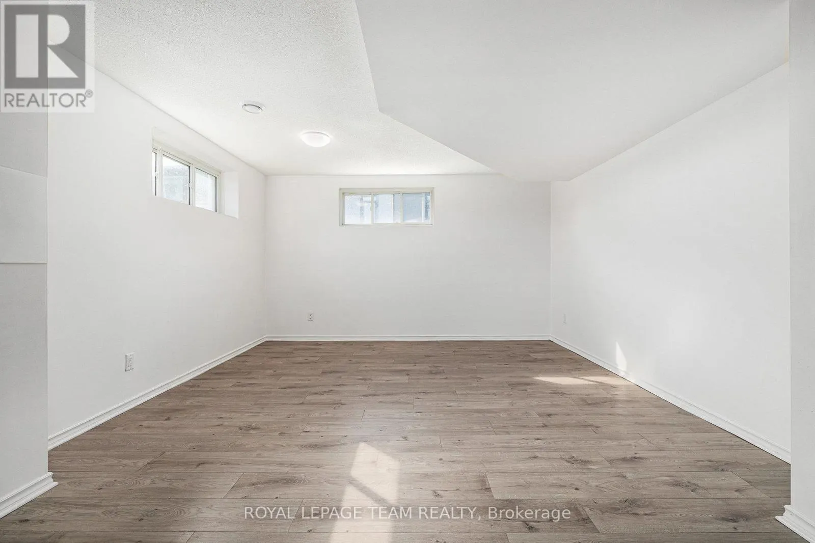 2833 DUNROBIN ROAD