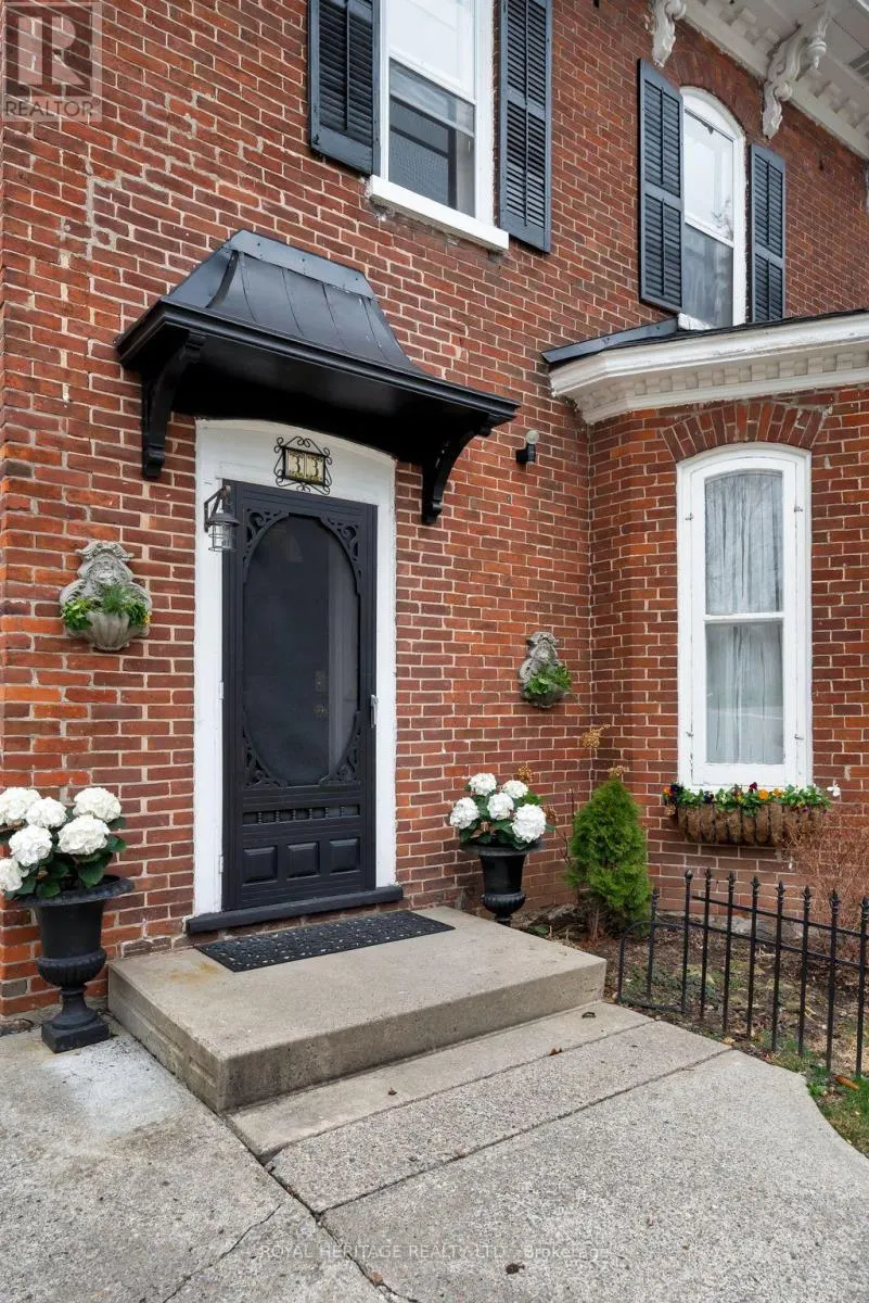 33 KINGSLEY AVENUE