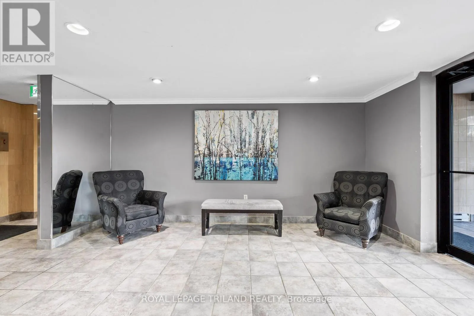 212 - 600 GRENFELL DRIVE, #212