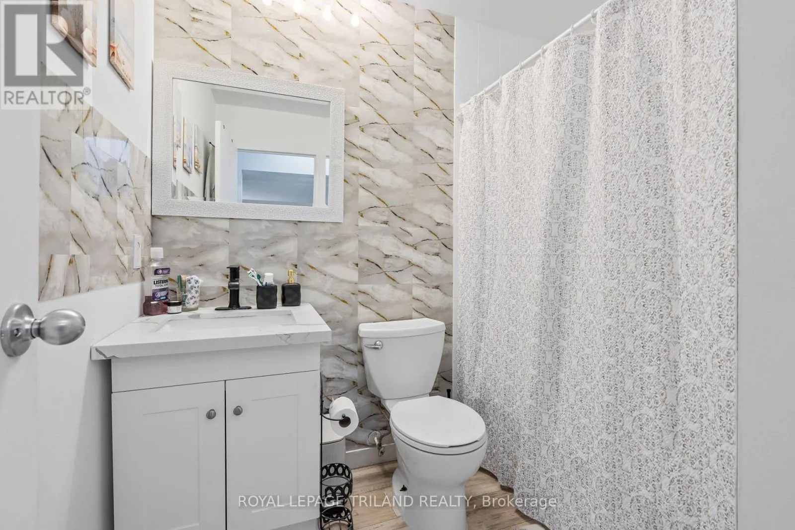 212 - 600 GRENFELL DRIVE, #212