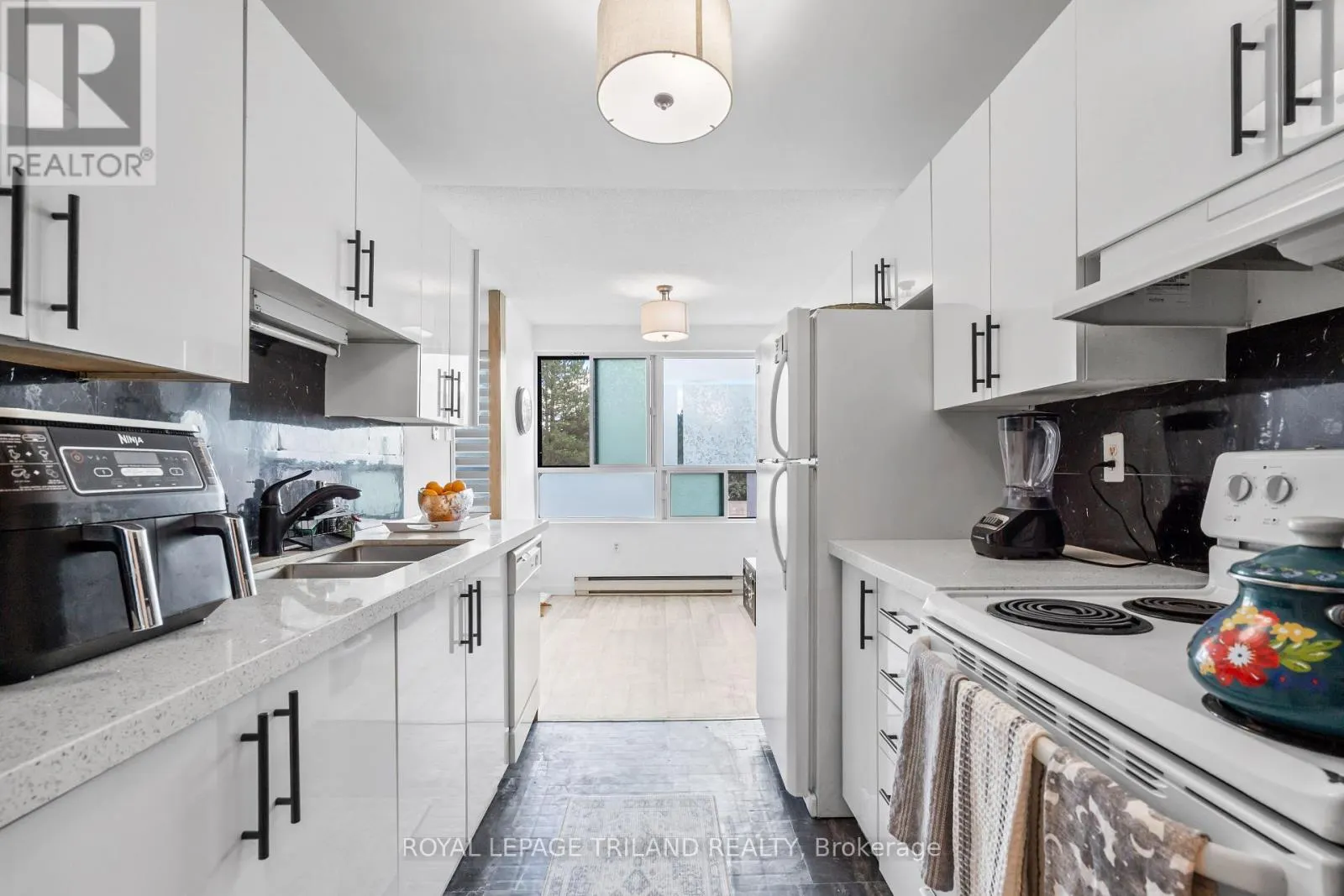 212 - 600 GRENFELL DRIVE, #212
