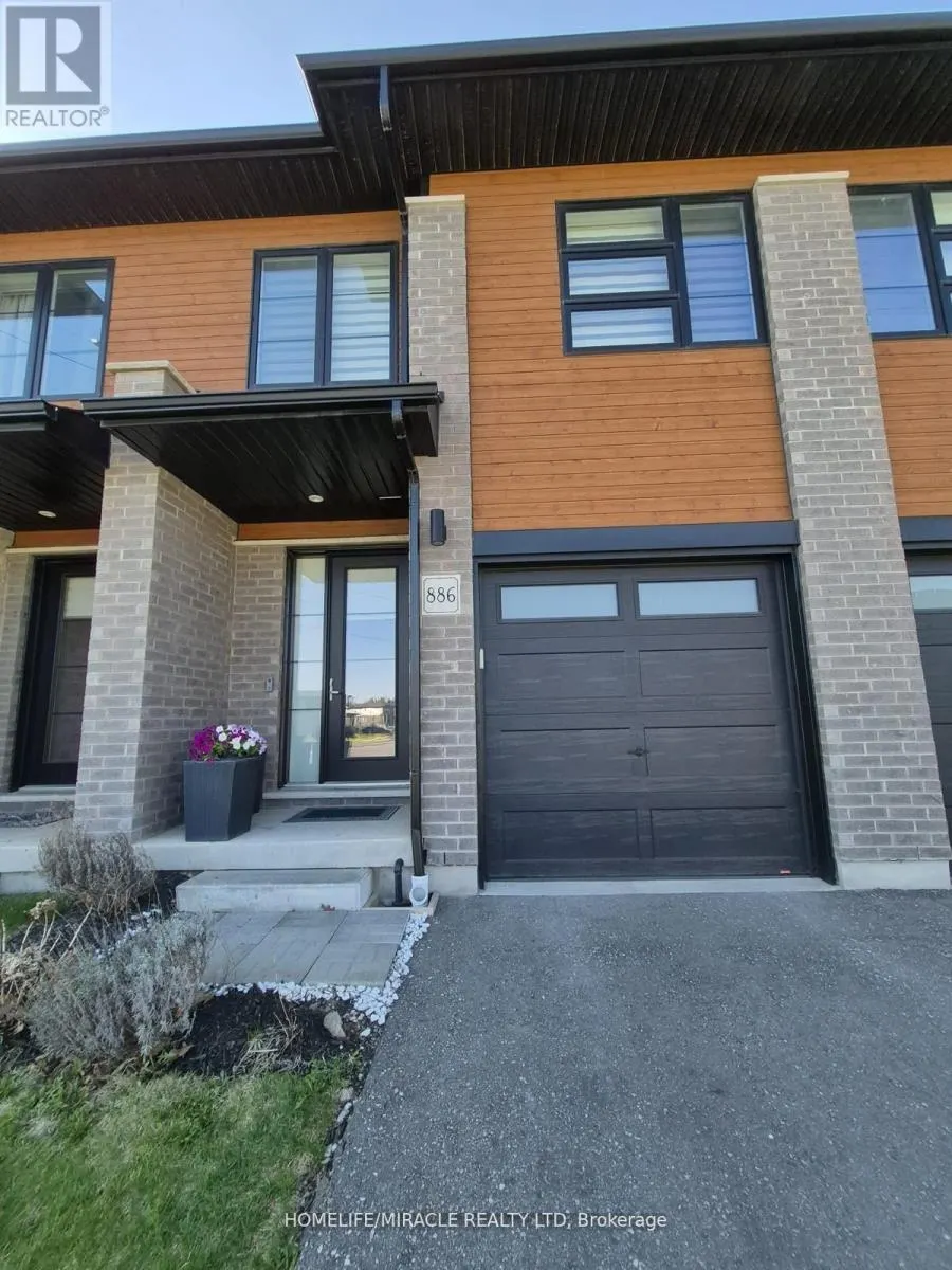 886 ROBERT FERRIE DRIVE