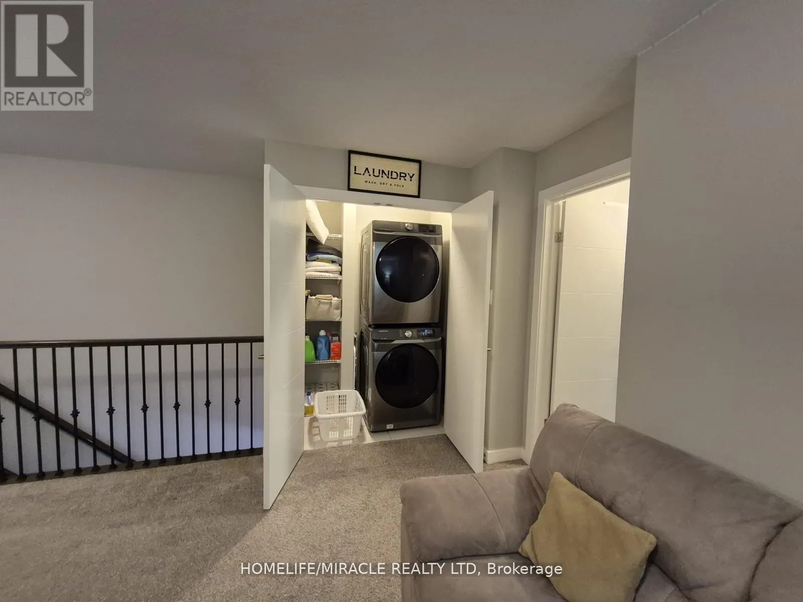 886 ROBERT FERRIE DRIVE