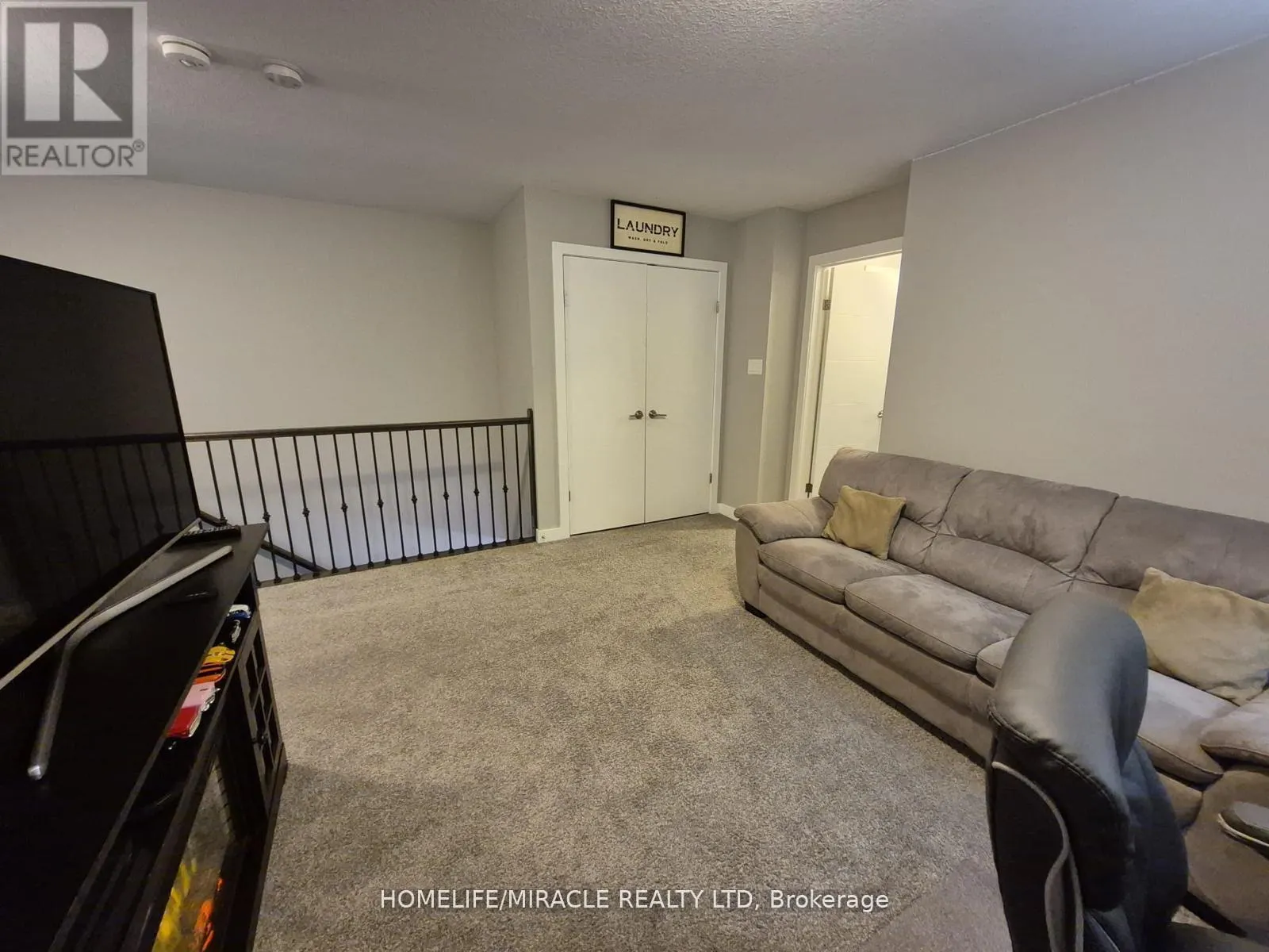 886 ROBERT FERRIE DRIVE