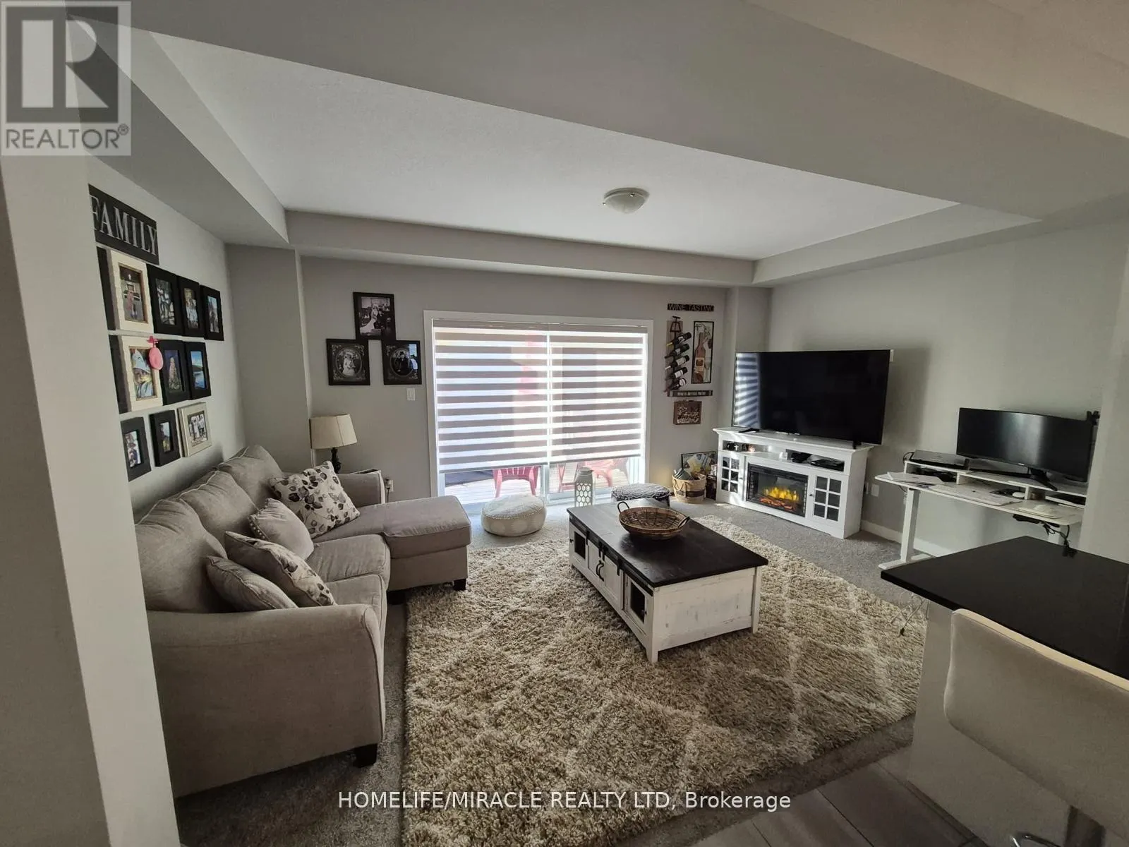 886 ROBERT FERRIE DRIVE