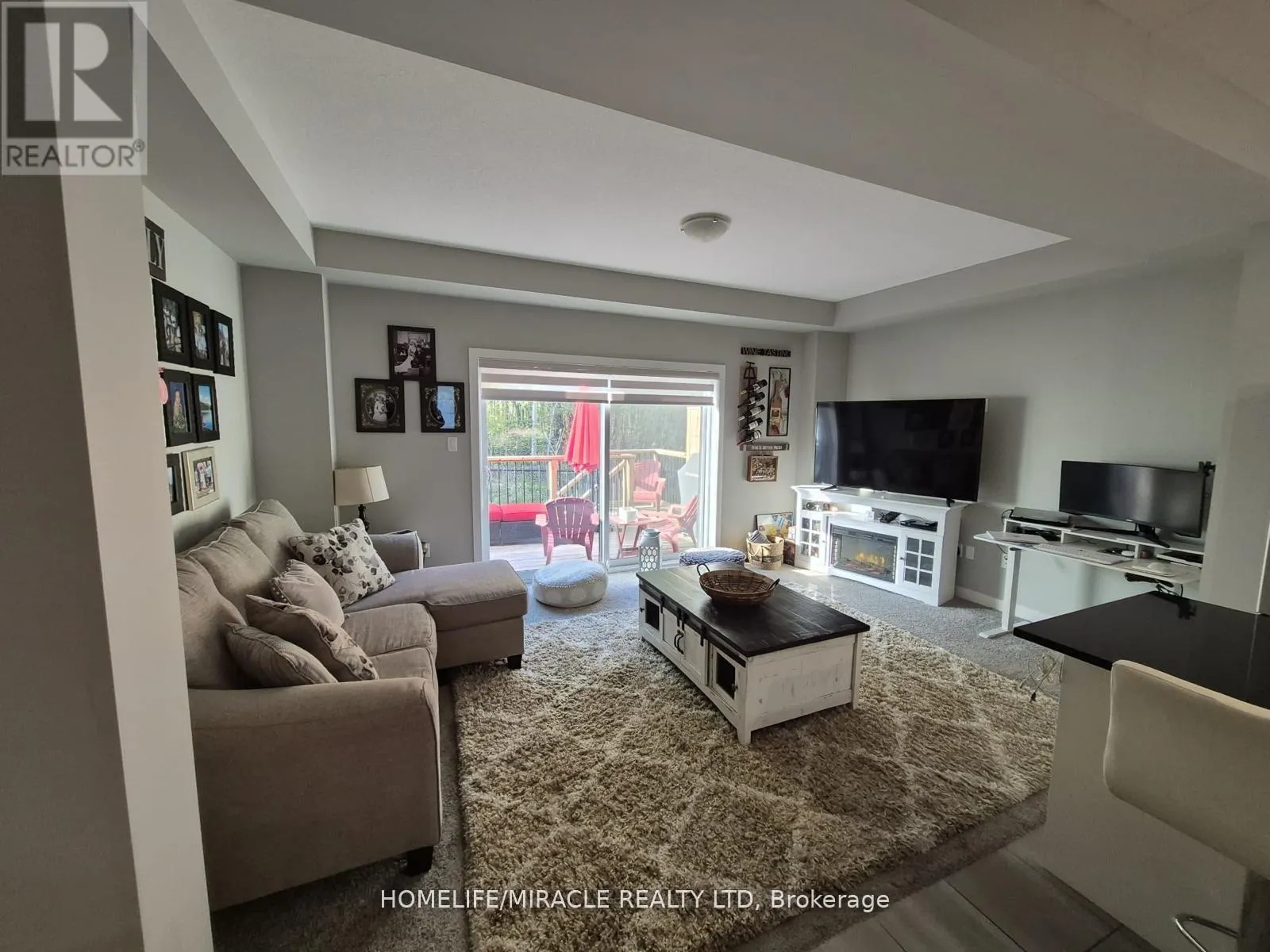 886 ROBERT FERRIE DRIVE