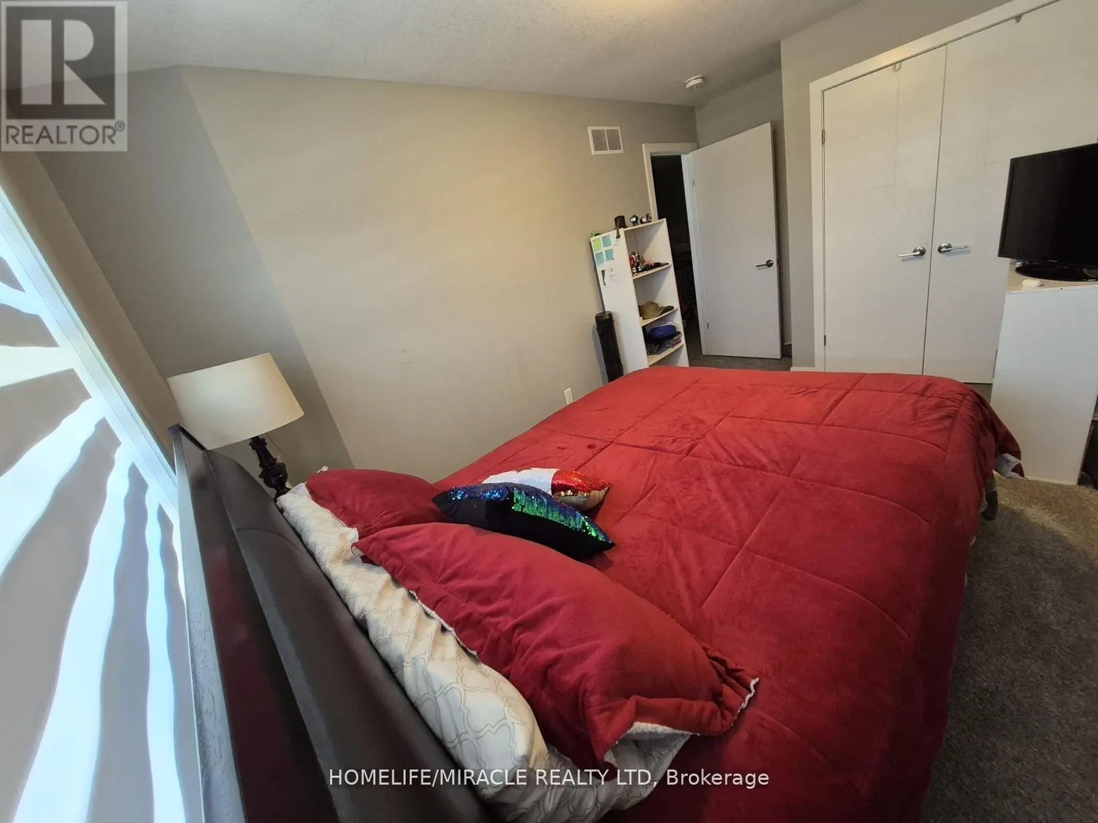 886 ROBERT FERRIE DRIVE
