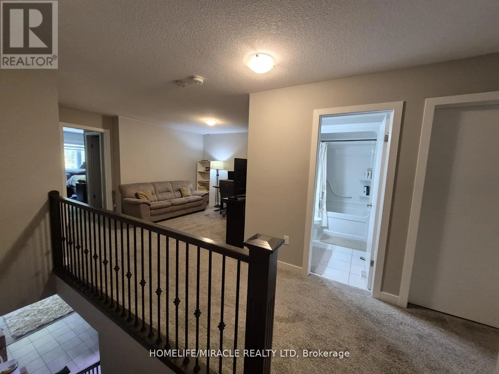 886 ROBERT FERRIE DRIVE