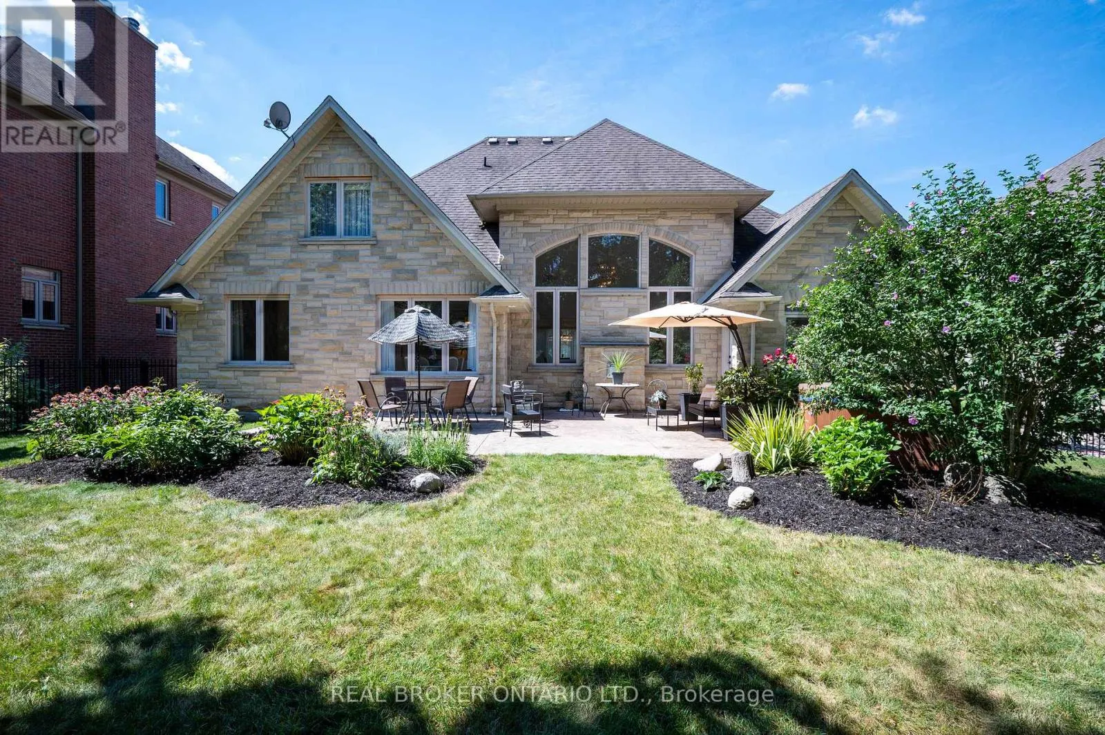 215 BLACK MAPLE COURT
