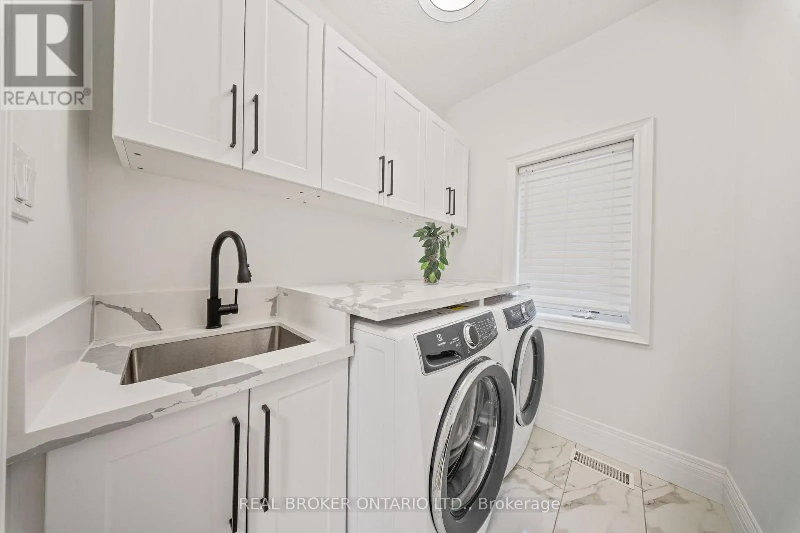 215 BLACK MAPLE COURT