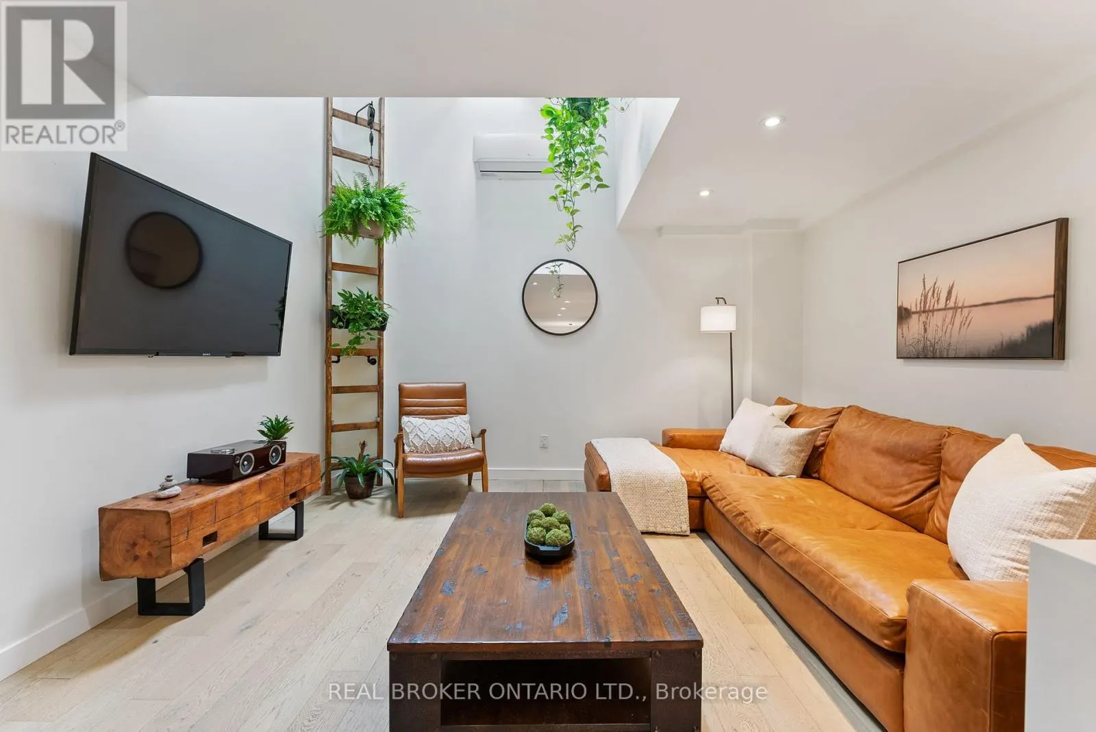 2 - 23 MACAULAY STREET W