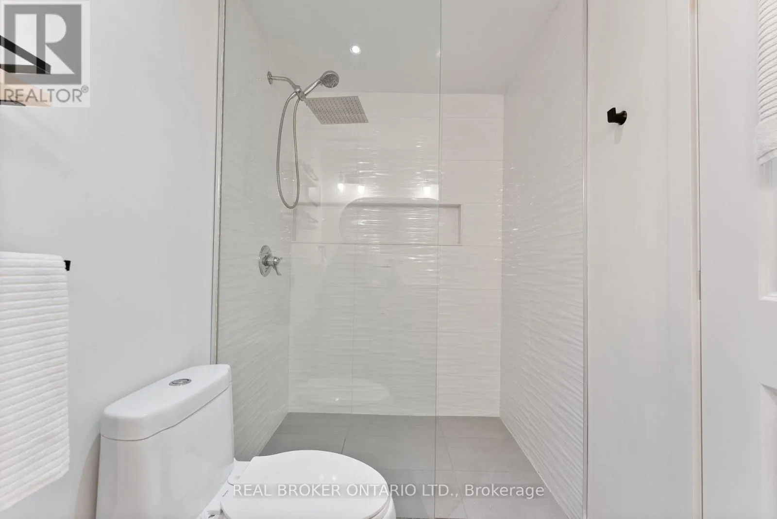 2 - 23 MACAULAY STREET W
