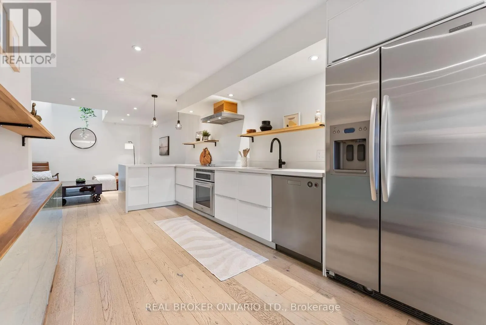 2 - 23 MACAULAY STREET W