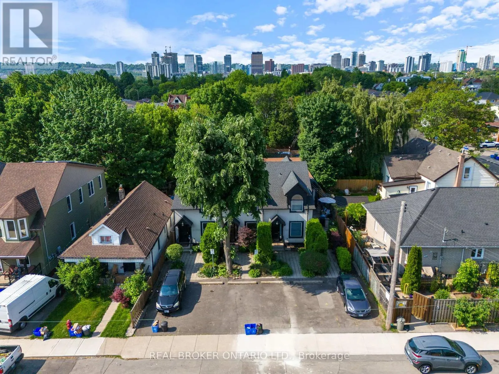 2 - 23 MACAULAY STREET W