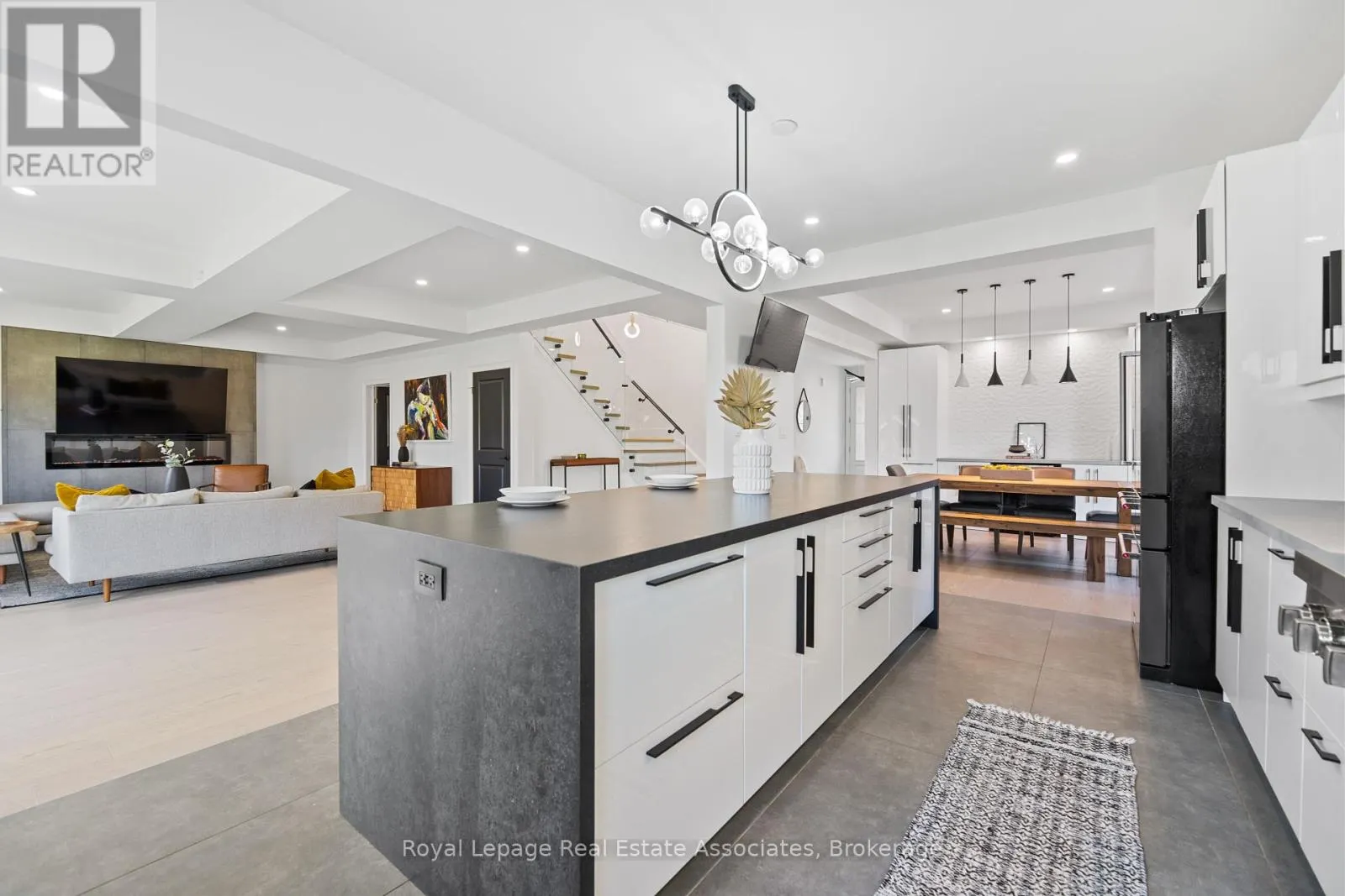 3601 CAROLINIA COURT