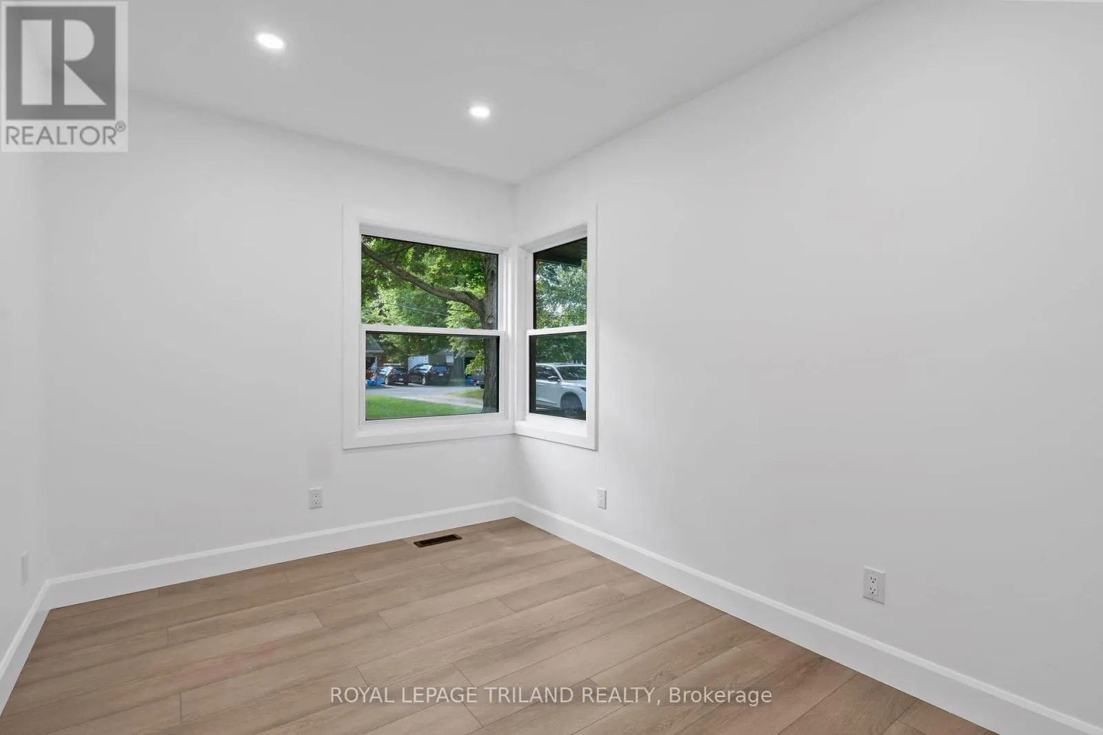 32 BRAEMAR CRESCENT